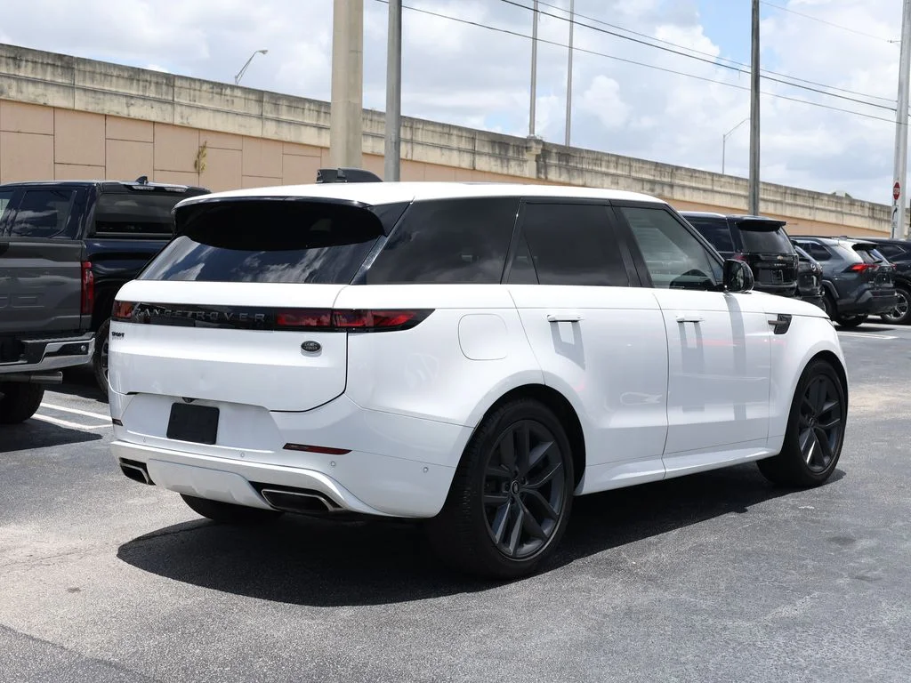 Used 2023 White Land Rover SE Dynamic image 4