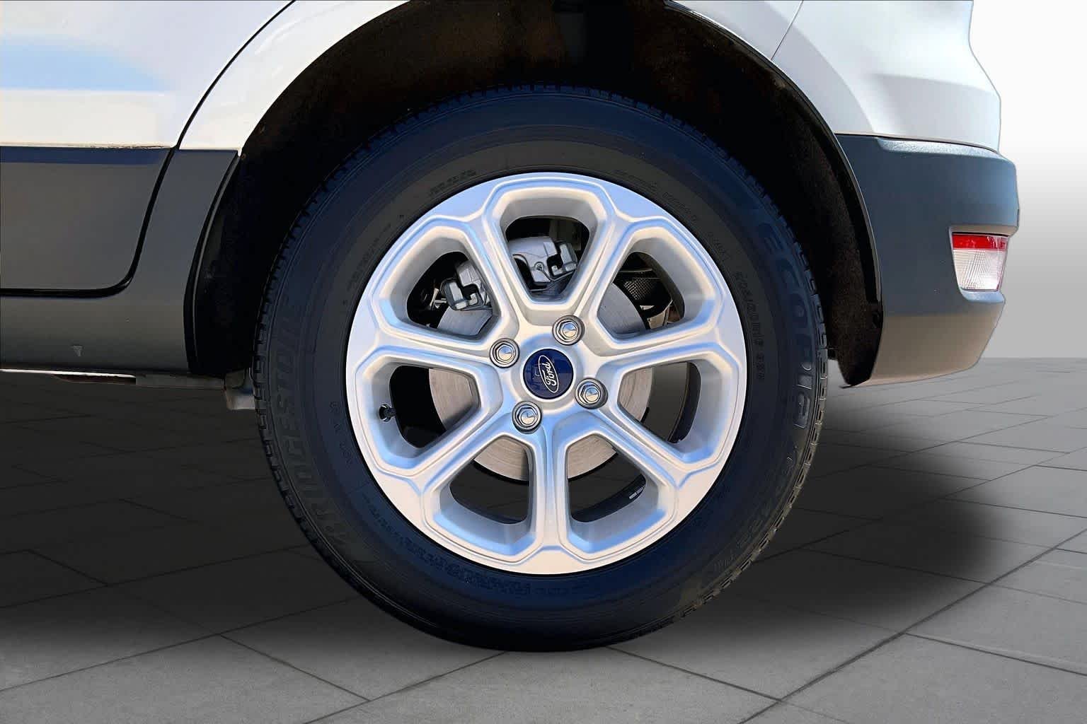 Used 2021 Diamond White Ford SE image 11