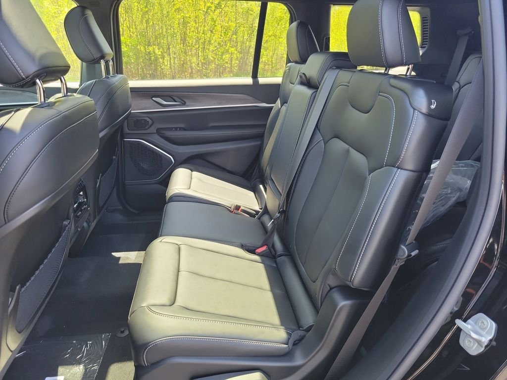 New 2026 Diamond Black Crystal Pearlcoat Jeep Limited image 10