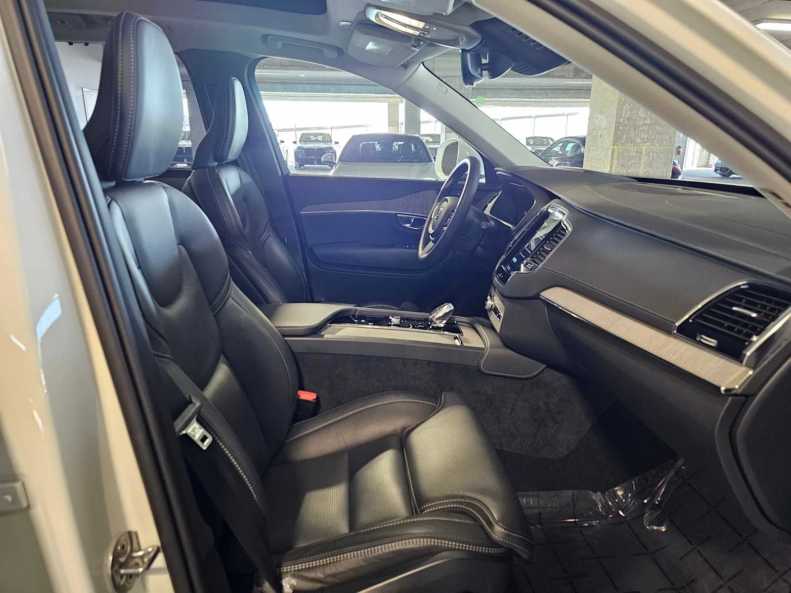 Used 2025 Crystal White Metallic Volvo Ultra image 29