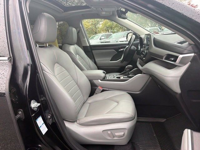 Used 2022 Midnight Black Metallic Toyota XLE image 26