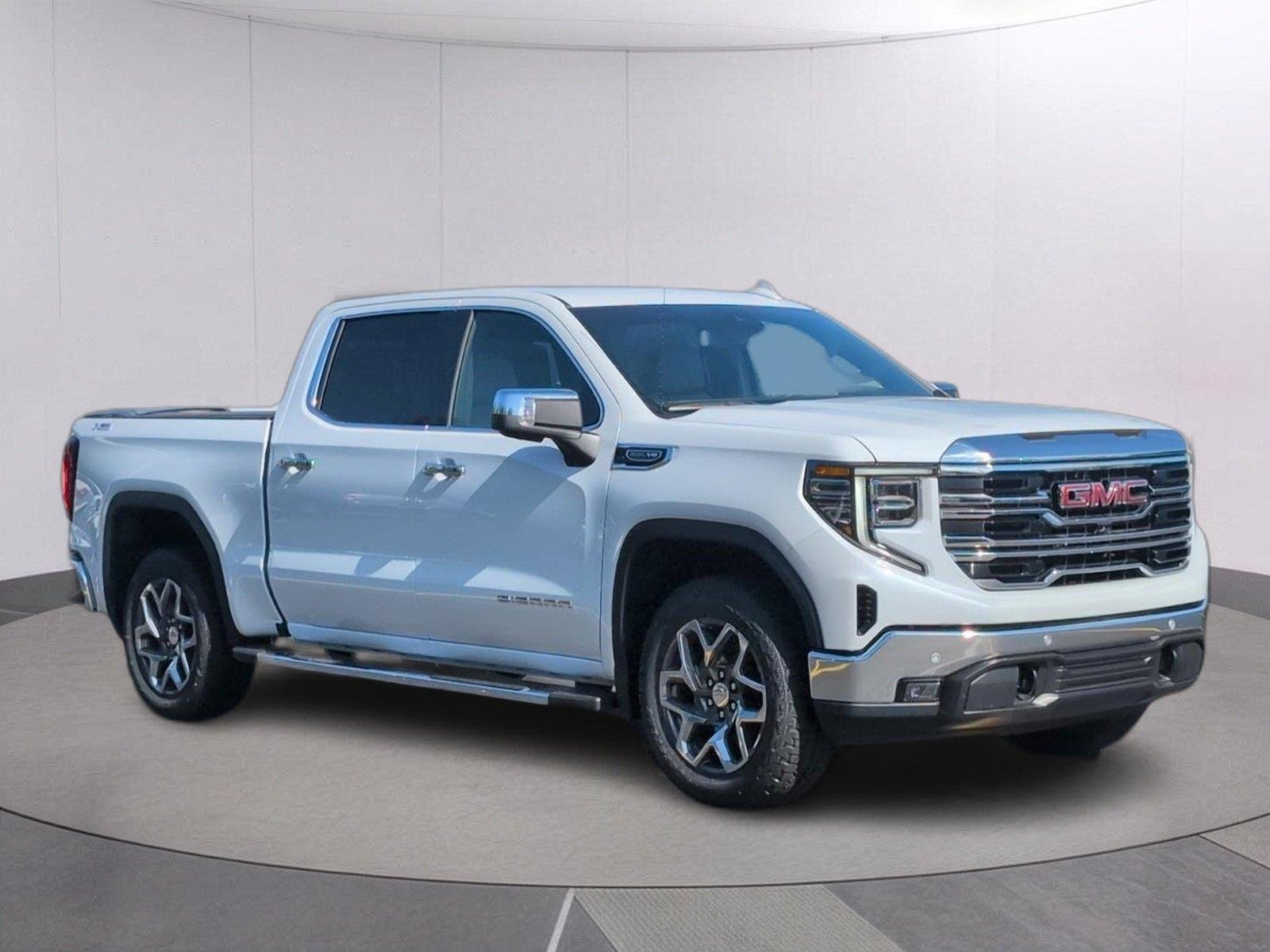 New 2026 Glacier White Tricoat GMC SLT image 9