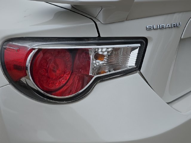 Used 2013 White Subaru Limited image 35