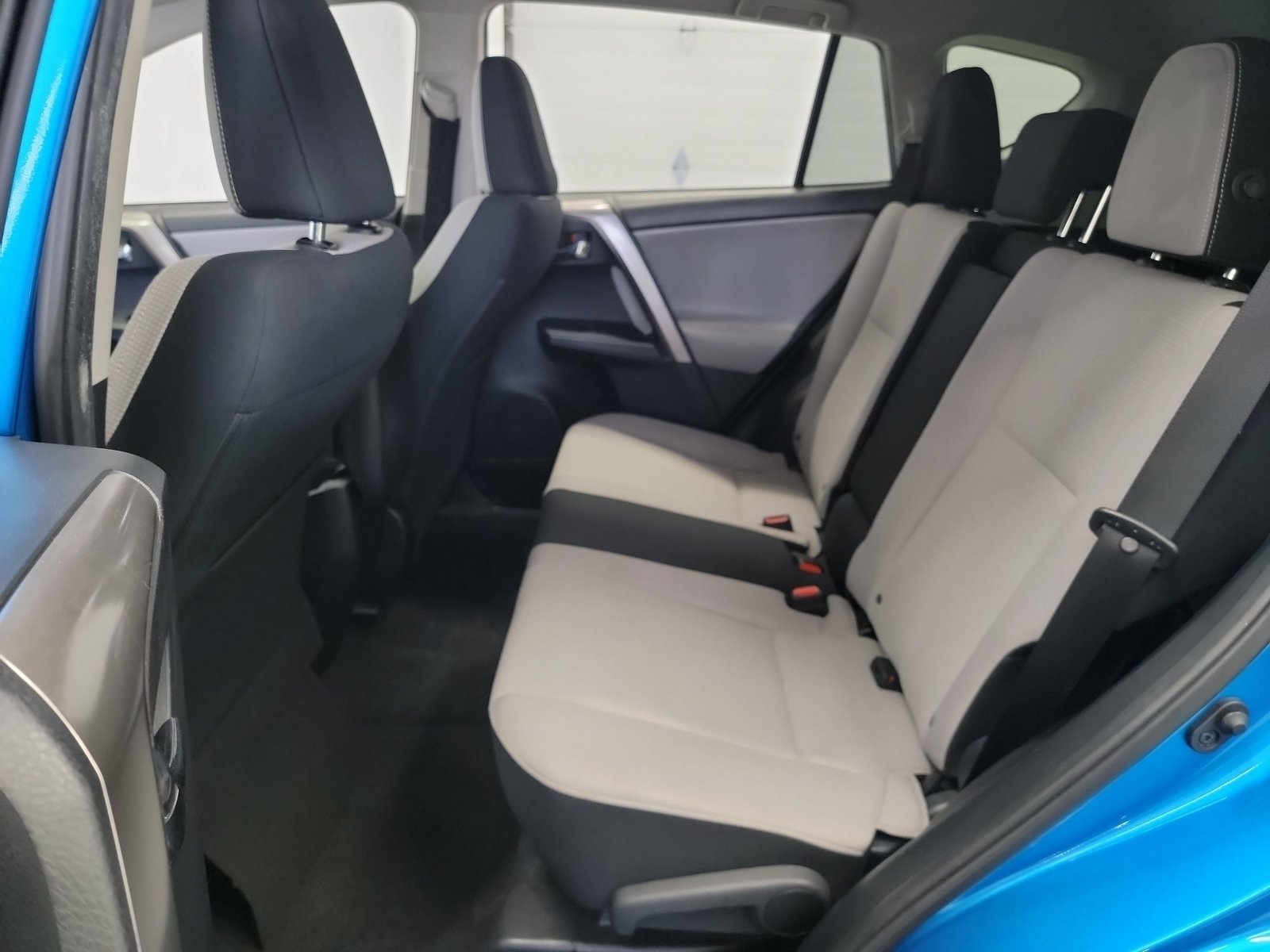 Used 2018 Electric Storm Blue Toyota XLE image 27