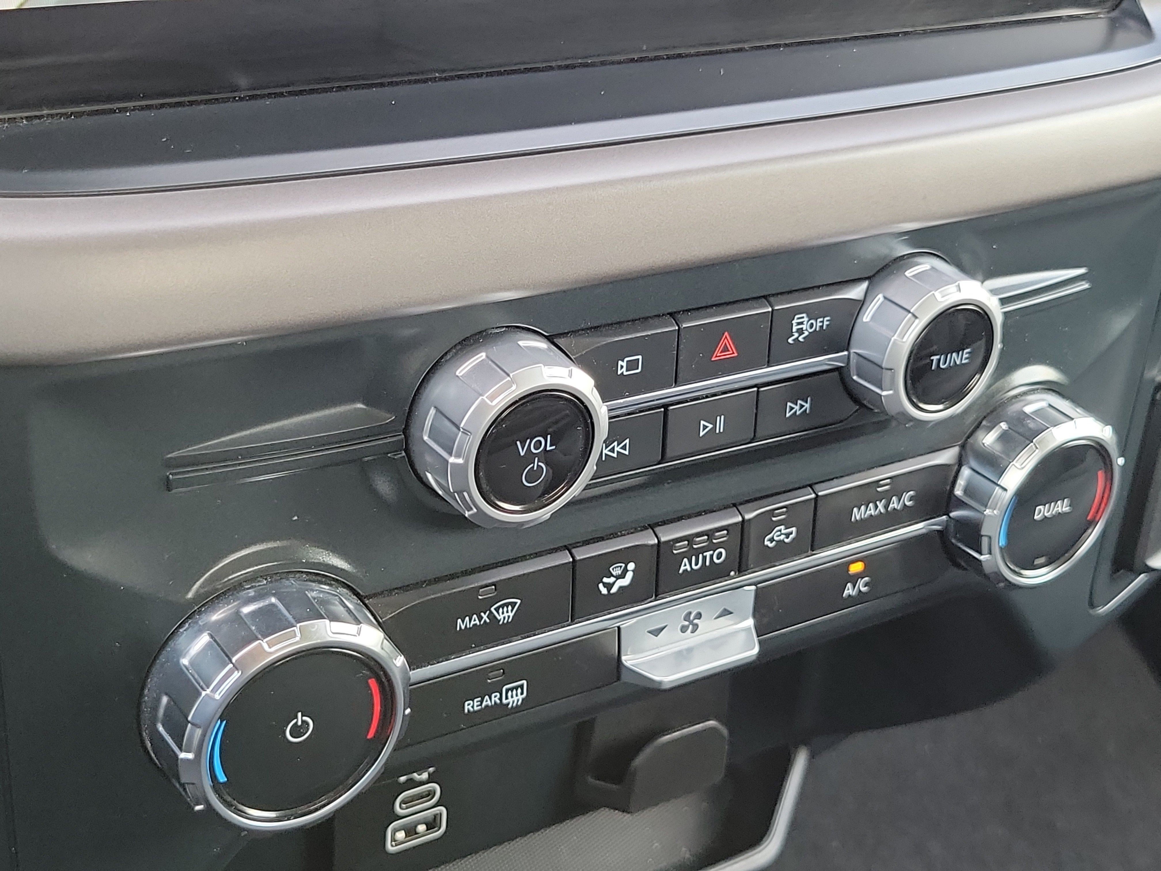 Used 2025 Agate Black Metallic Ford XLT image 28