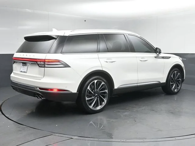 Used 2024 White Lincoln Reserve image 7