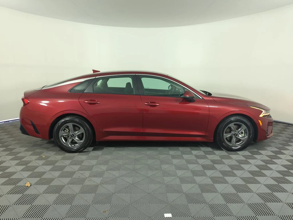 Used 2023 Red Kia LXS image 8
