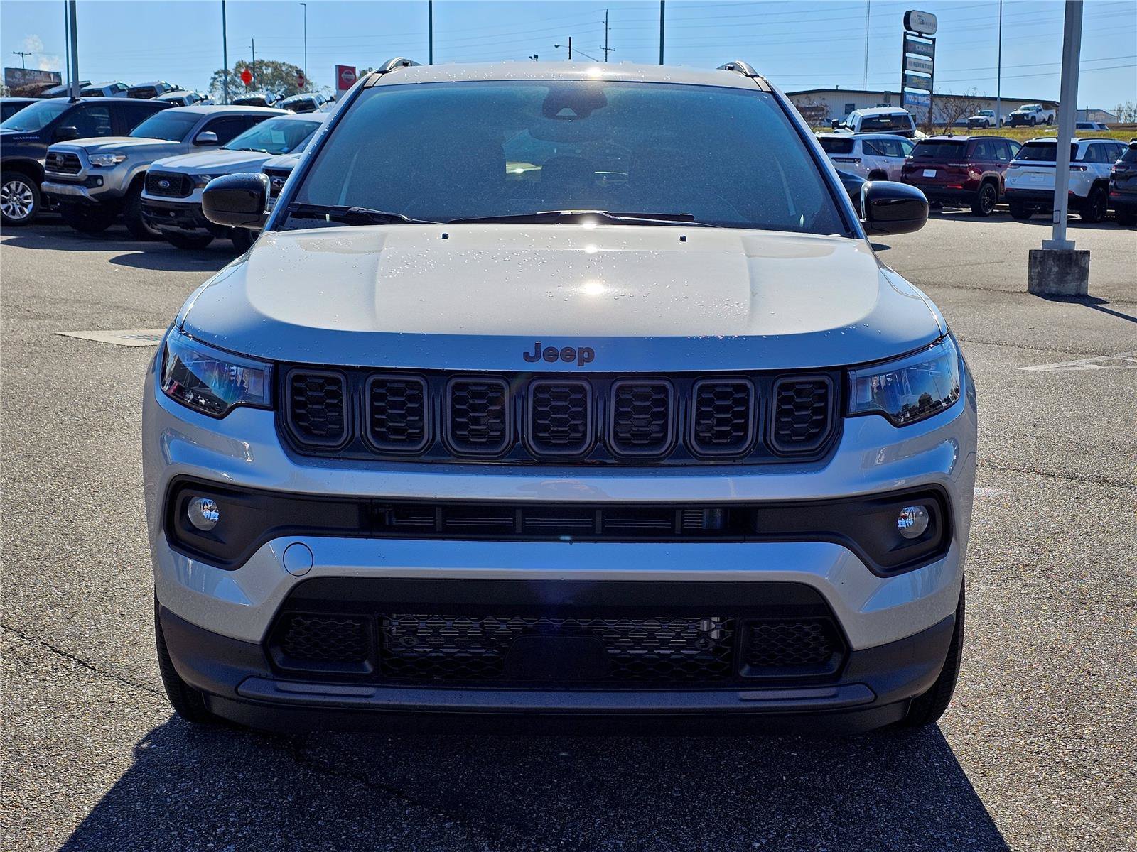 New 2026 Silver Zynith Metallic Clearcoat Jeep Latitude Altitude image 2