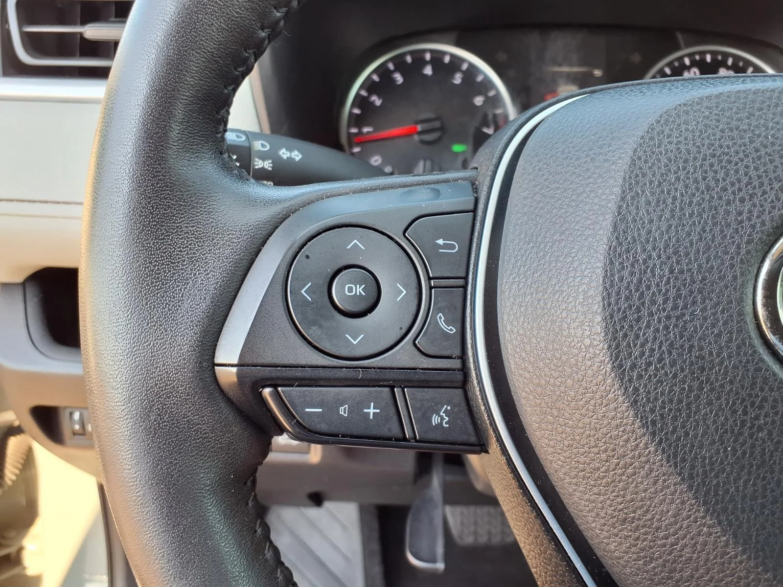 Used 2022 Lunar Rock Toyota XLE image 27