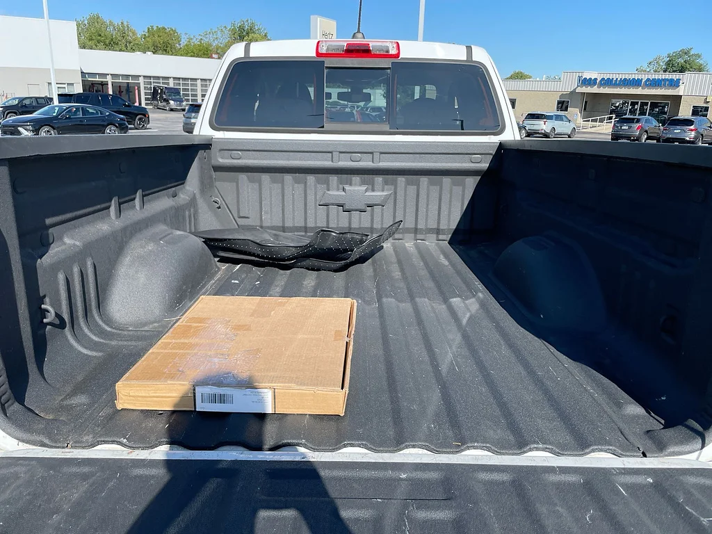 Used 2018 Summit White Chevrolet LT image 23