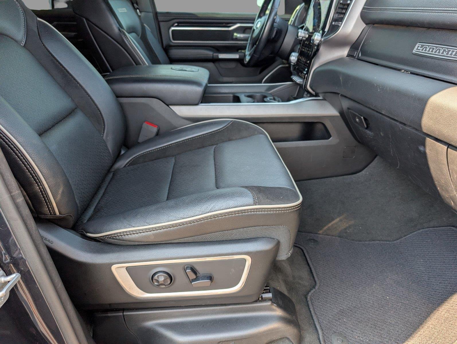 Used 2020 Diamond Black Crystal Pearlcoat Ram Laramie image 42