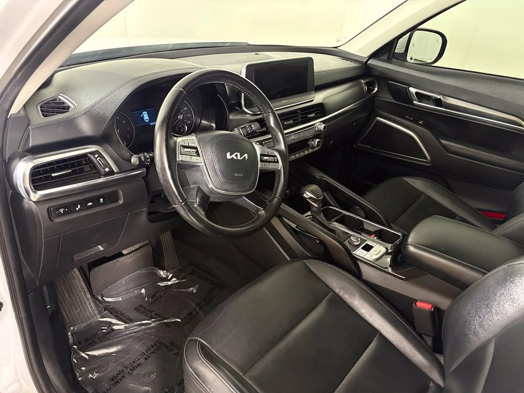 Used 2022 White Kia LX image 16