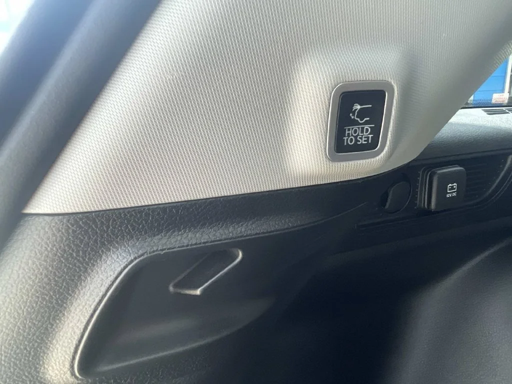 Used 2023 Gray Jeep Limited 4x2 image 9