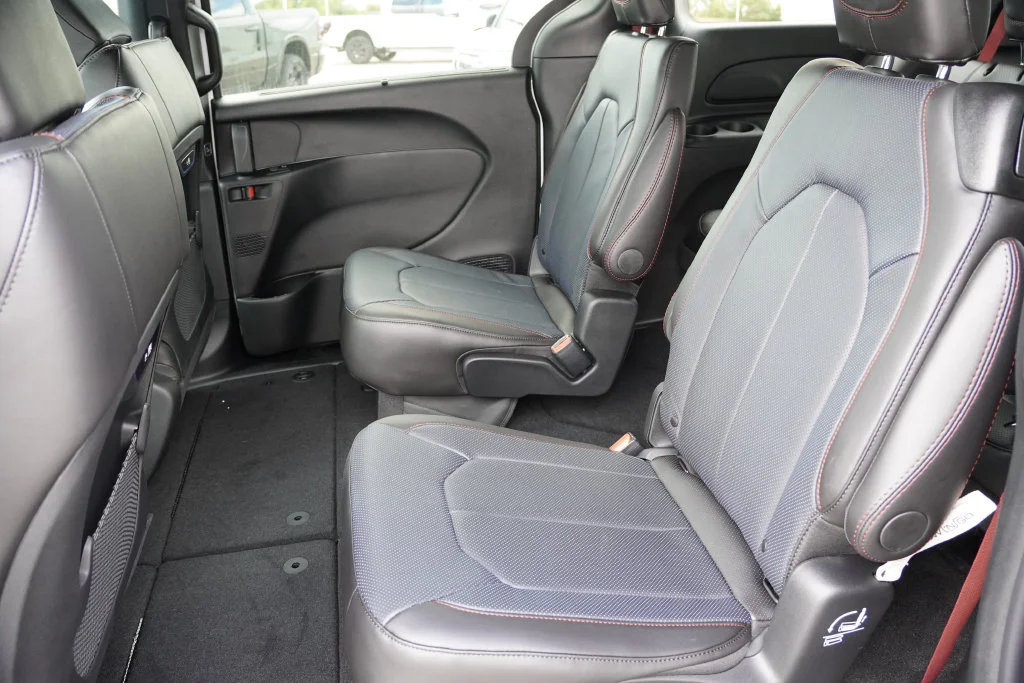 New 2027 White/off-white Chrysler Select image 12