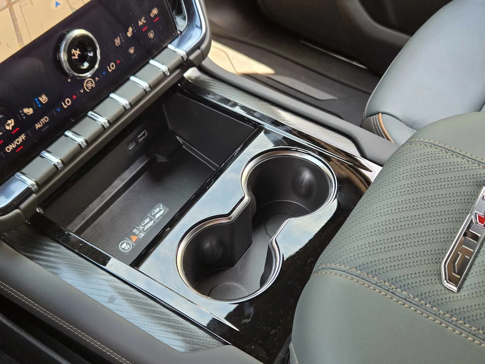 2027 GMC Yukon AT4 - Photo 12