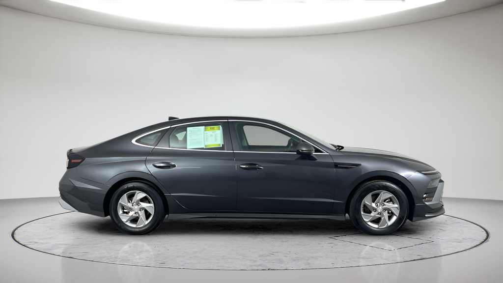 Used 2025 Portofino Gray Hyundai SE image 2