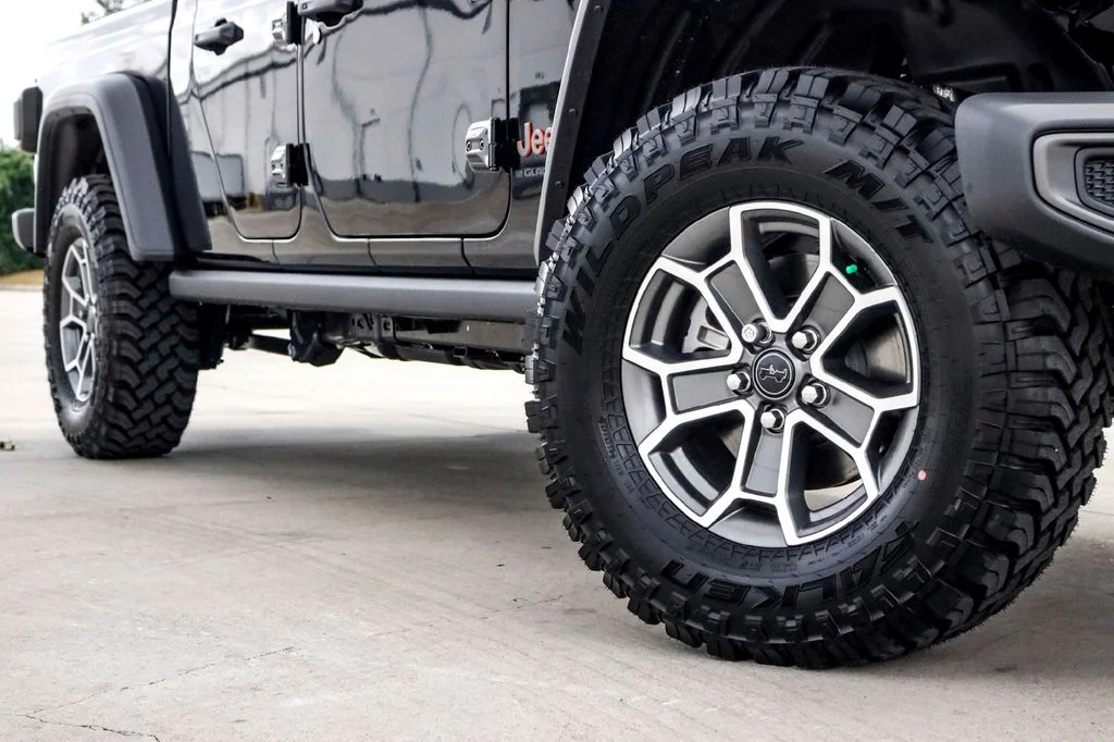 New 2025 Black Jeep Mojave image 2