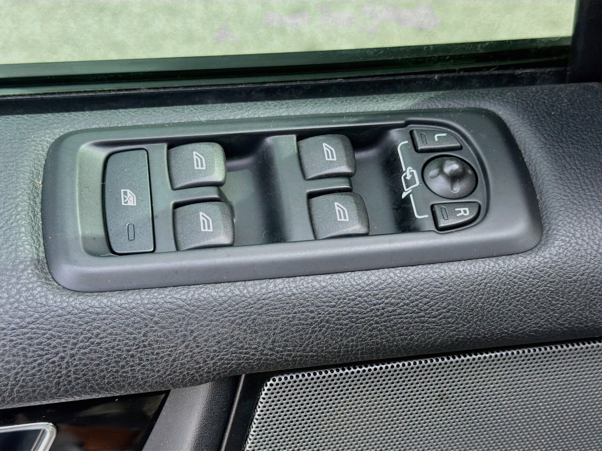 Used 2016 Gray Land Rover HSE image 22