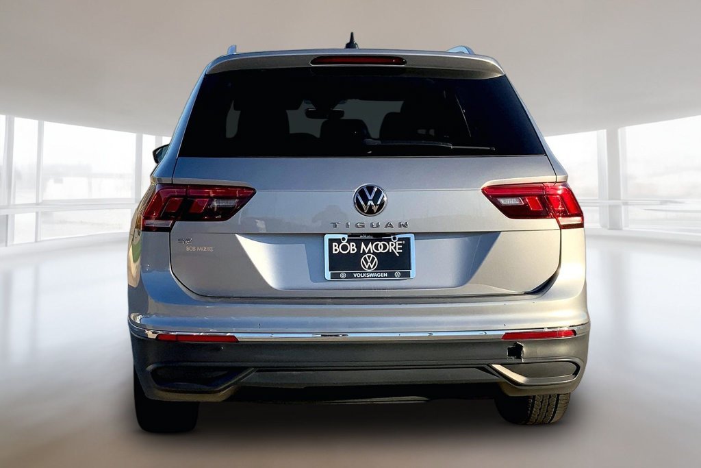Certified Used 2024 Pyrite Silver Metallic Volkswagen 2.0T SE image 4