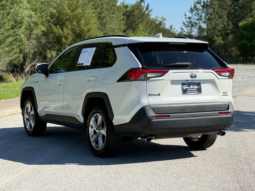 Used 2021 White Toyota XLE Premium image 9