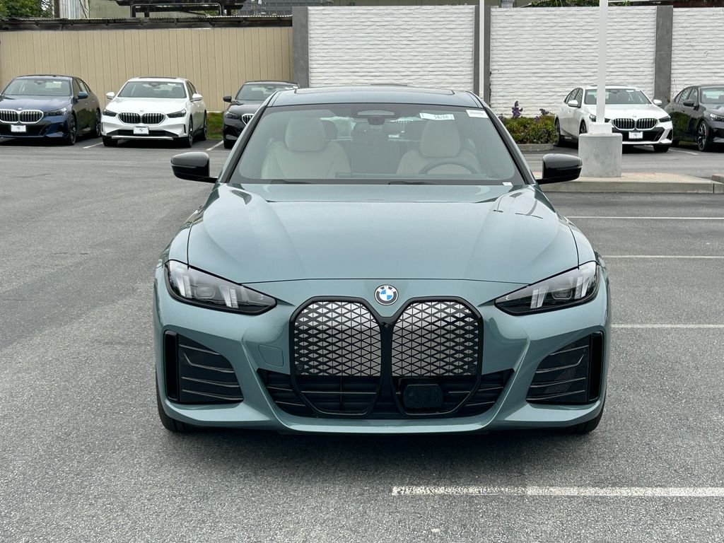 New 2026 Cape York Green Metallic BMW xDrive40 image 8