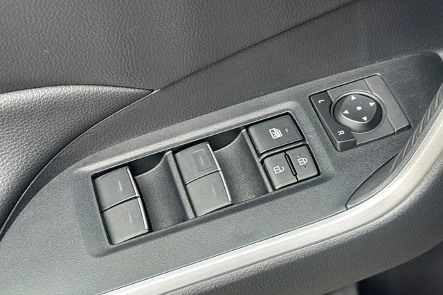 2025 Toyota RAV4 XLE - Photo 13