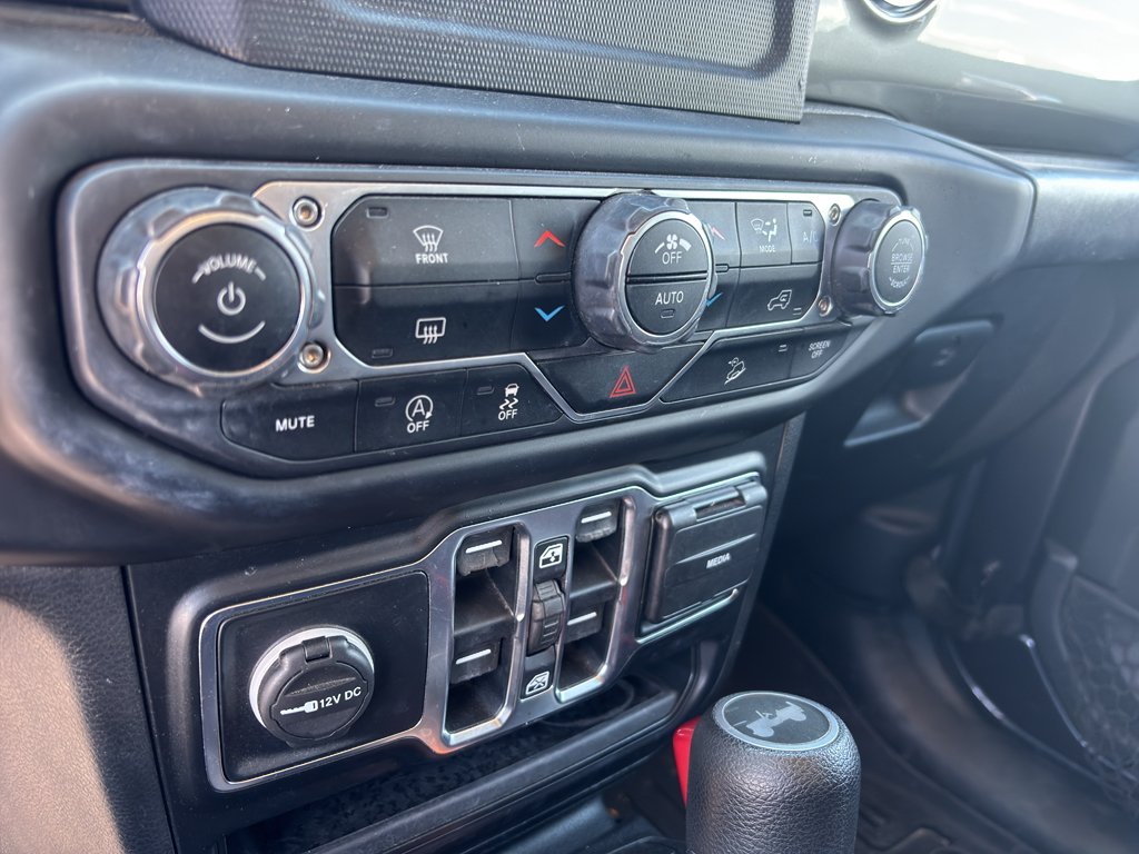 Used 2020 Granite Crystal Metallic Clearcoat Jeep Sahara image 21