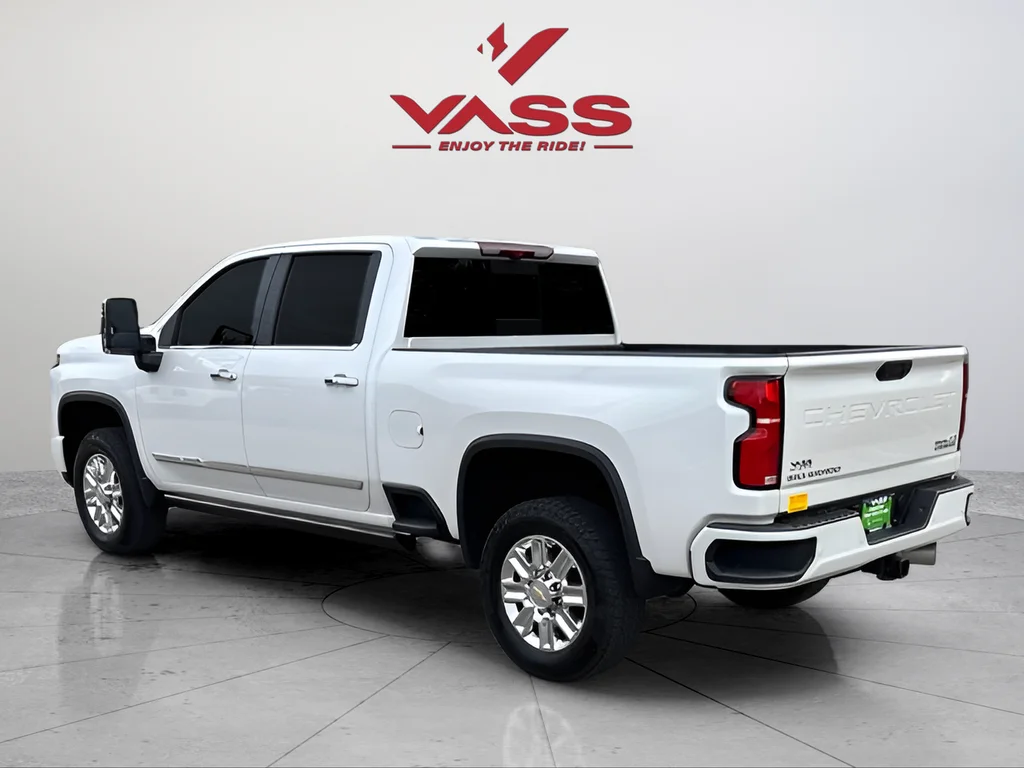 Used 2025 Pearl Chevrolet High Country image 3