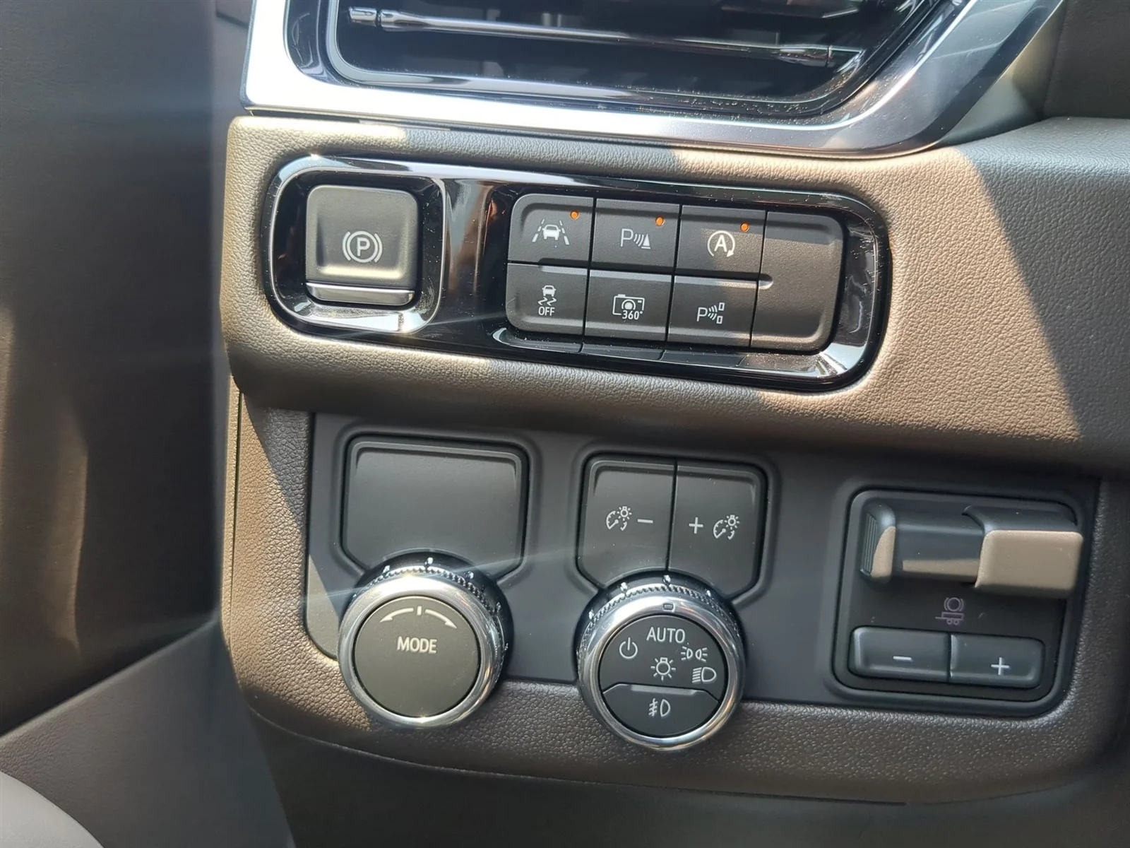 New 2026 Summit White GMC Elevation image 42