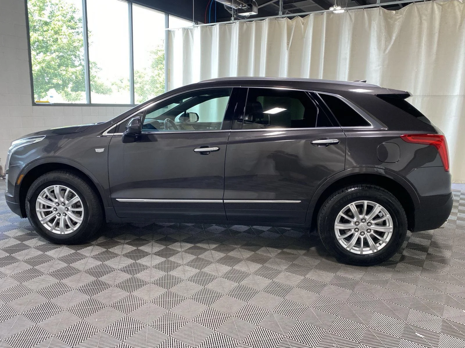 Used 2018 Dark Granite Metallic Cadillac FWD image 4