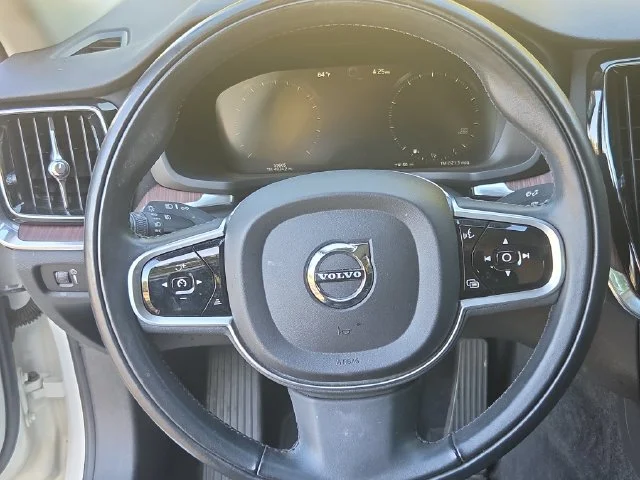 Used 2021 White Volvo T5 Momentum image 26