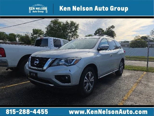2017 Nissan Pathfinder SL 4WD's photo