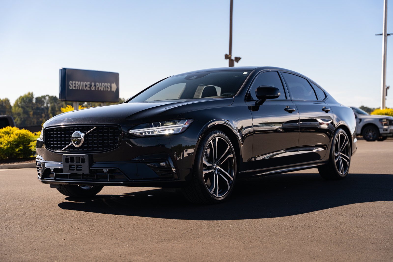 Certified Used 2021 Black Volvo T6 R-Design image 4