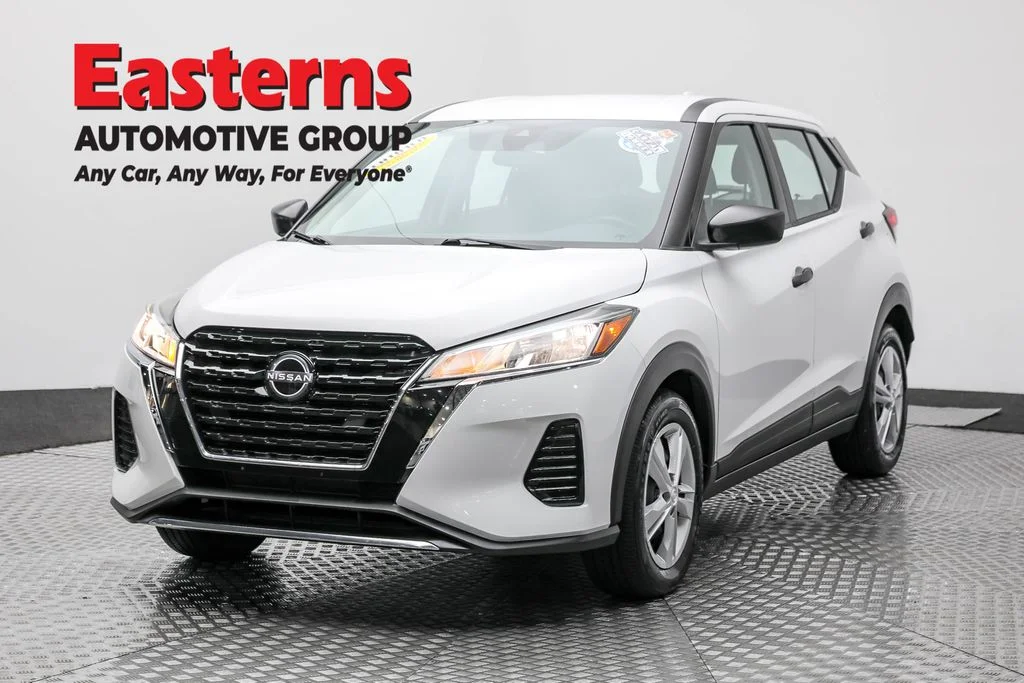 Used 2022 White Nissan S image 1