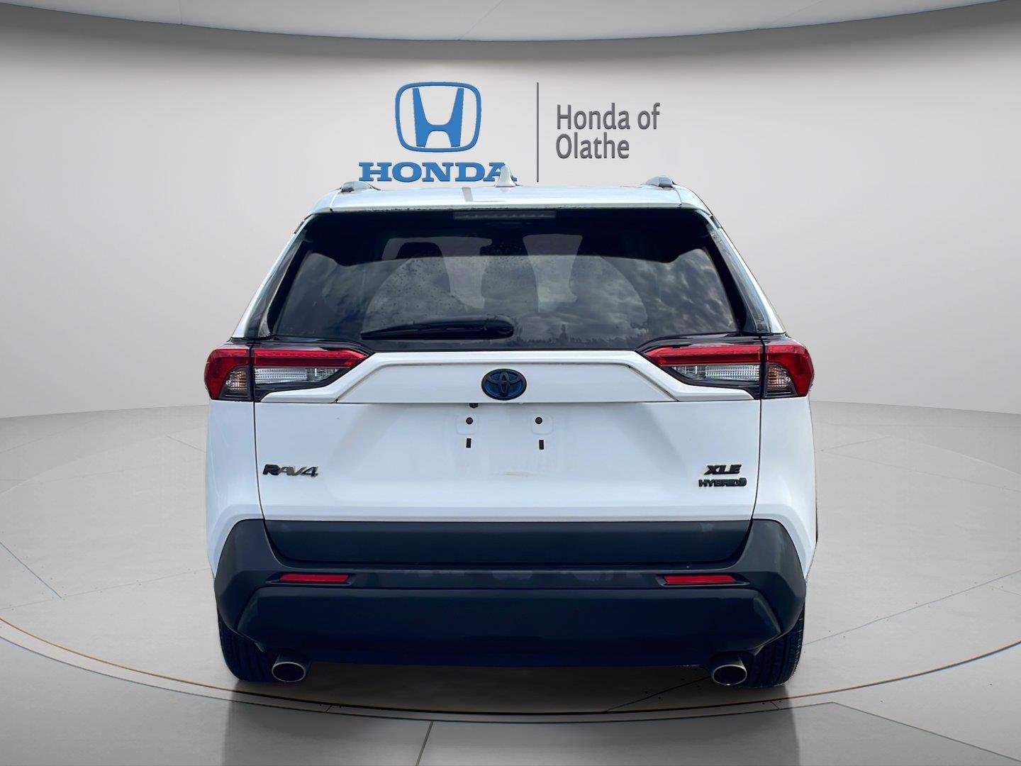 Used 2021 Super White Toyota Hybrid XLE image 4