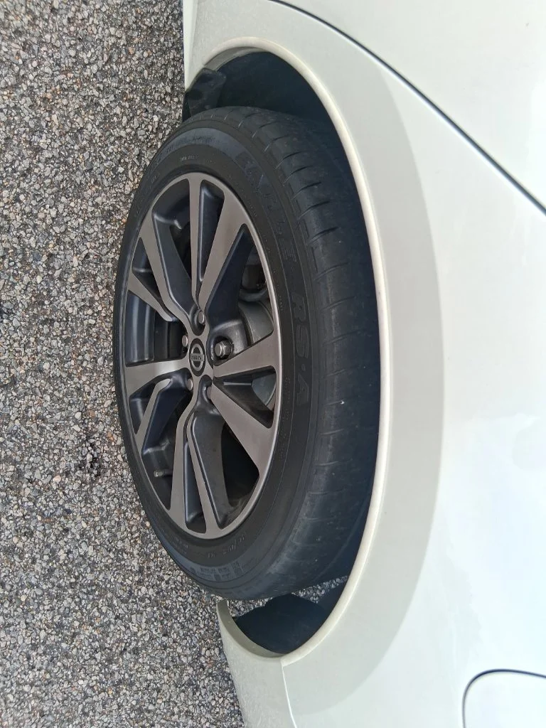 Used 2019 White Nissan 2.5 Platinum image 8