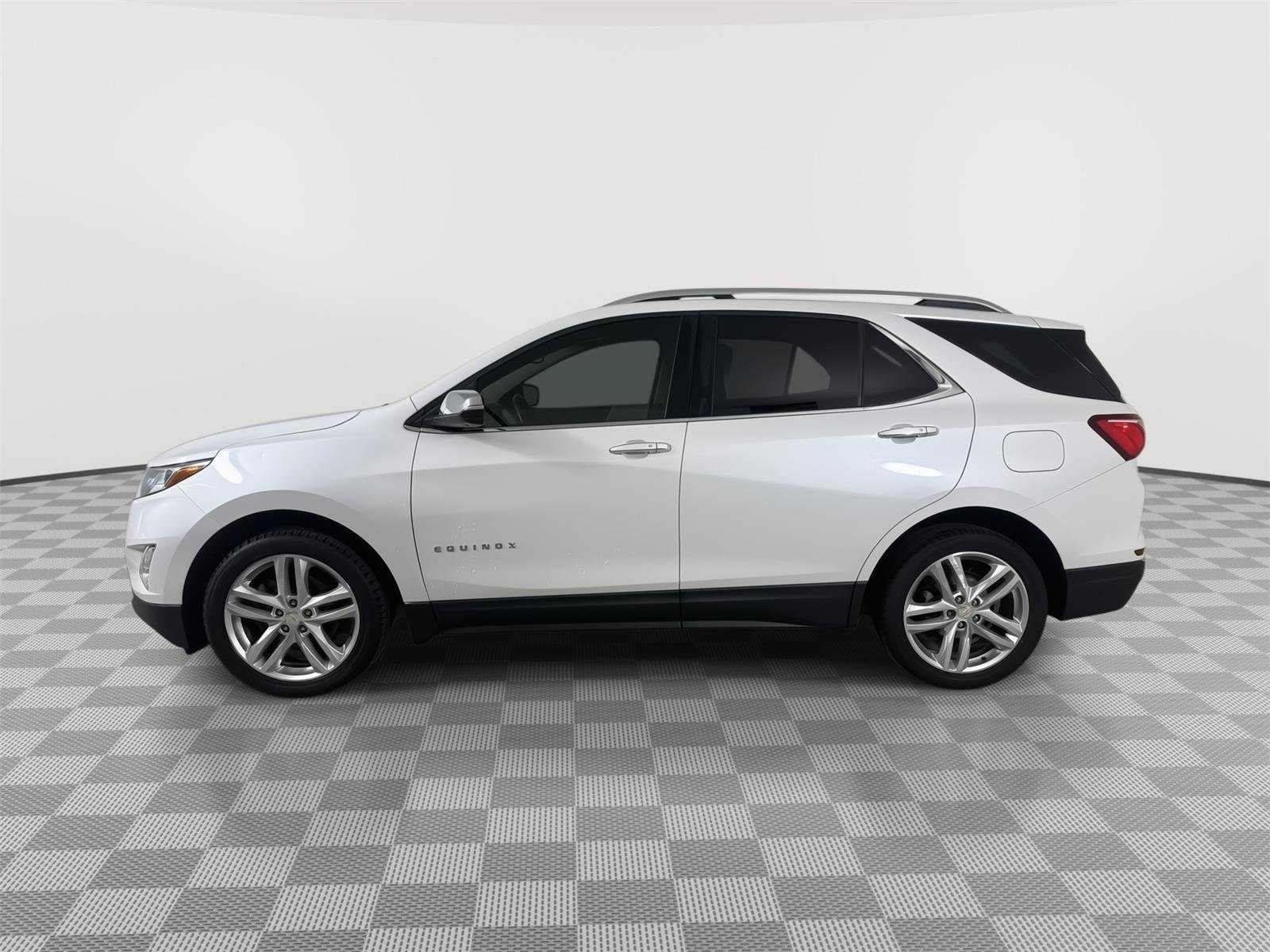 Used 2018 Iridescent Pearl Tricoat Chevrolet Premier image 8
