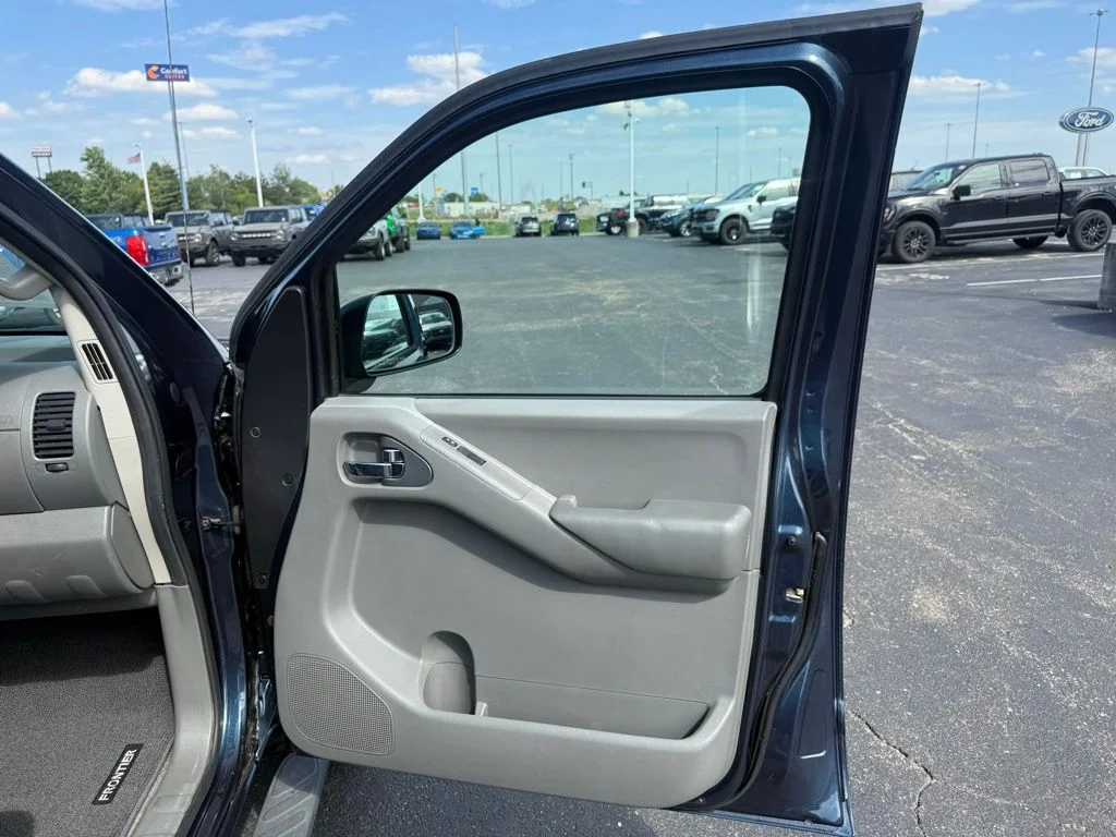 Used 2013 Blue Nissan SV image 57