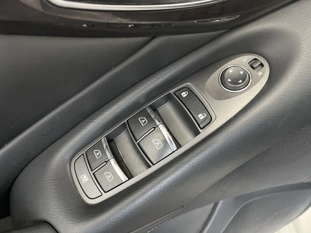 Used 2018 White INFINITI 3.0t LUXE image 5