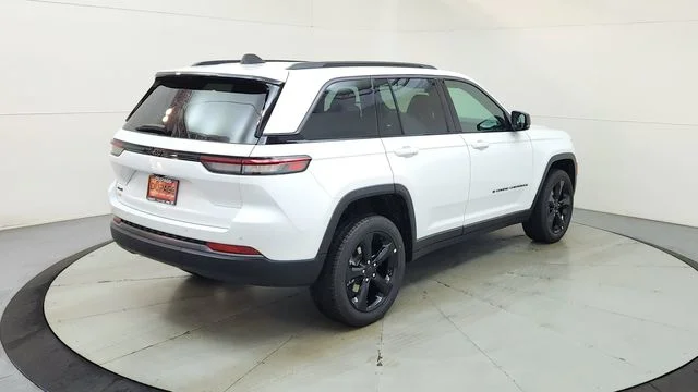 New 2026 Bright White Clear-Coat Exterior Paint Jeep Limited image 10