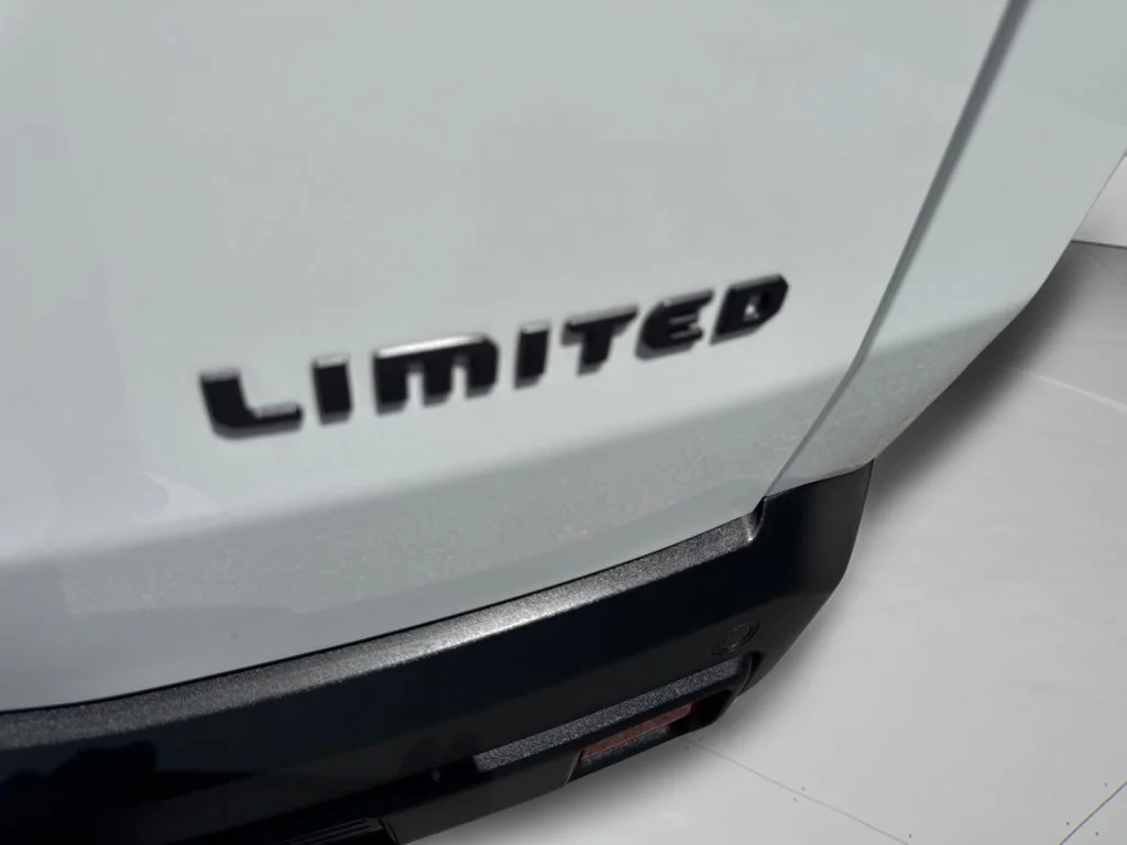 New 2026 Bright White Clear-Coat Exterior Paint Jeep Limited image 30