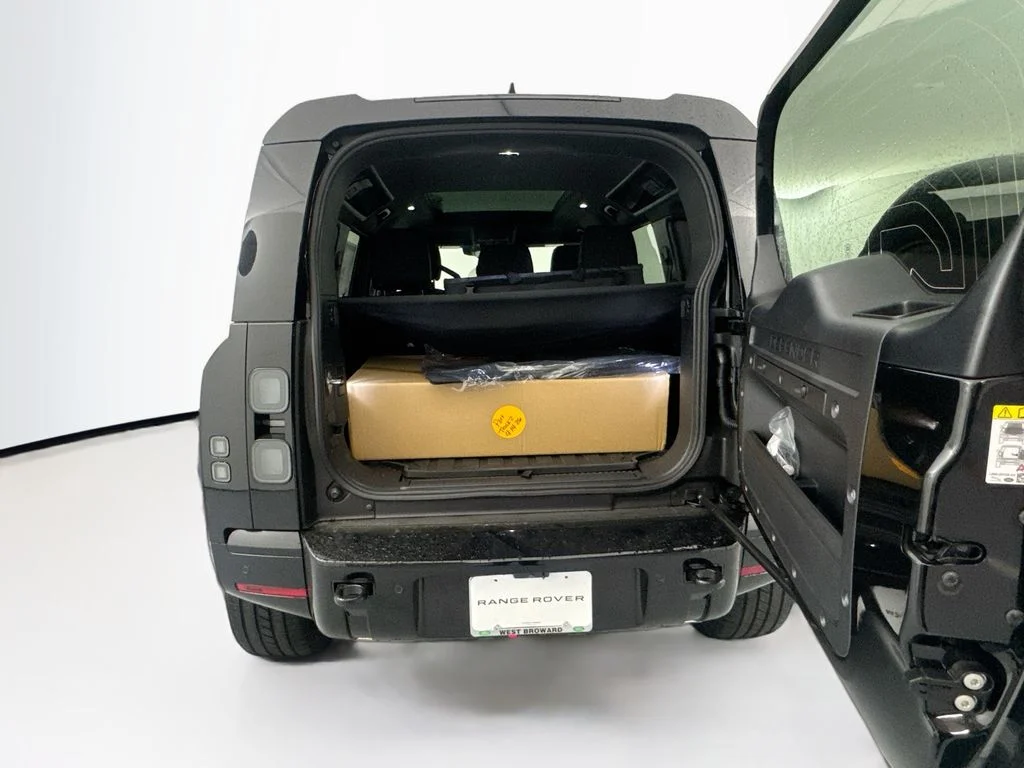 New 2026 Santorini Black Land Rover X-Dynamic SE image 6