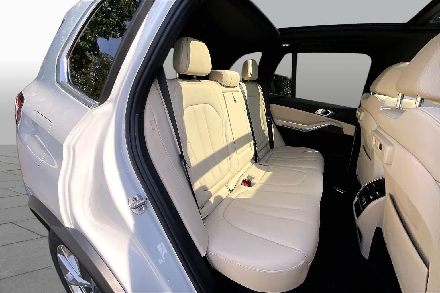 Used 2021 Mineral White Metallic BMW xDrive40i image 18