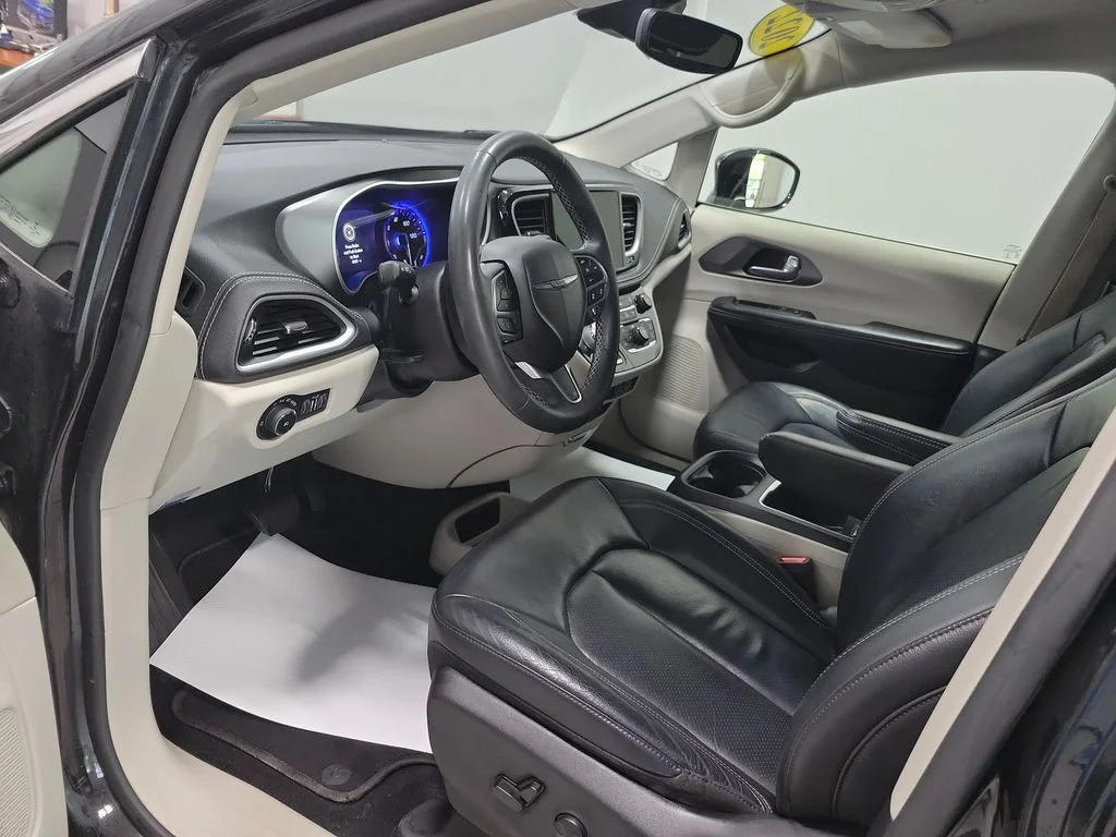 Used 2022 Black Chrysler Touring L image 34