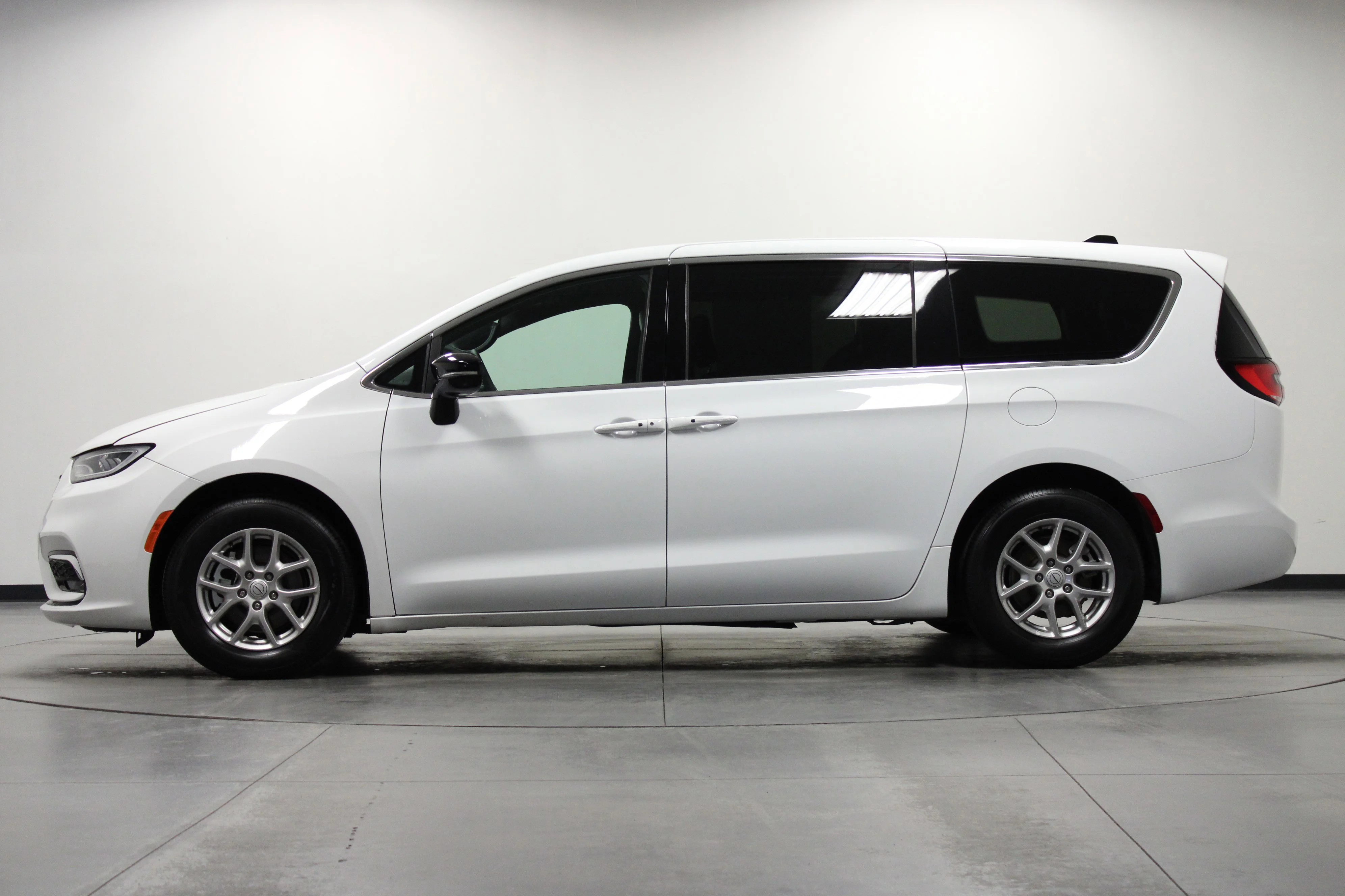 Used 2025 Bright White Clearcoat Chrysler Select image 7