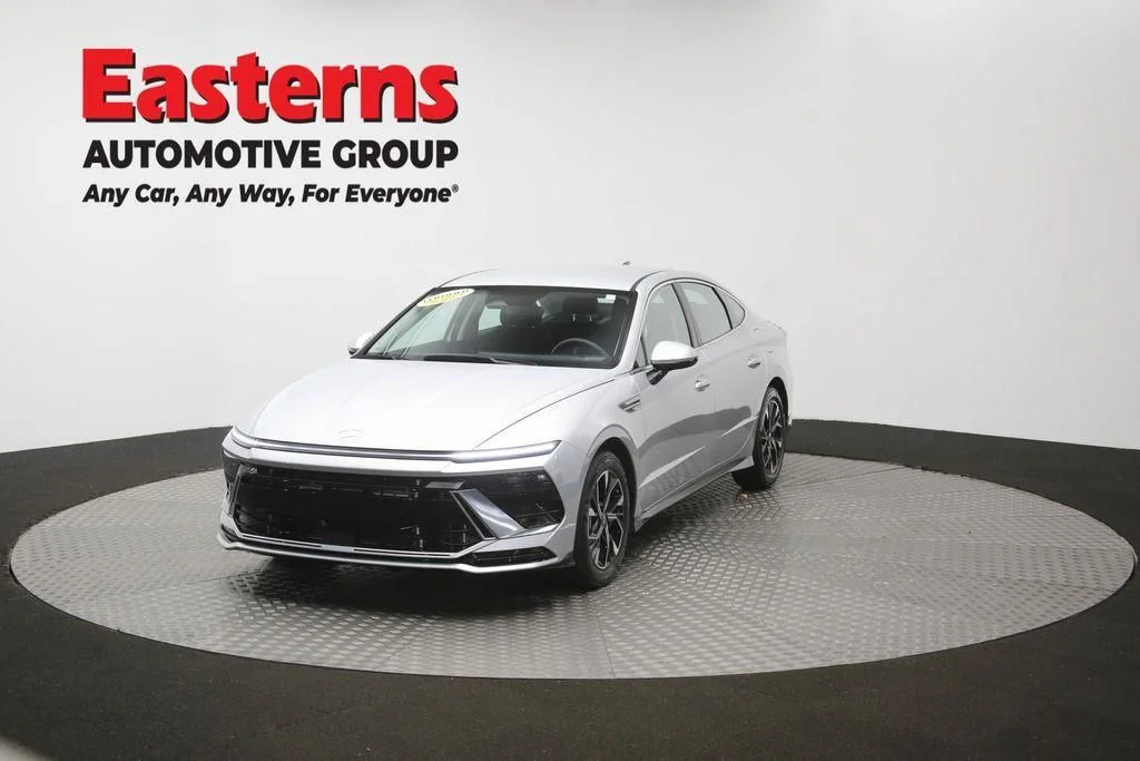 Used 2025 Silver Hyundai SEL image 57