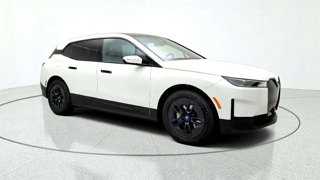 Used 2025 Alpine White BMW xDrive50 SAV w/ Ventilated Seats image 3