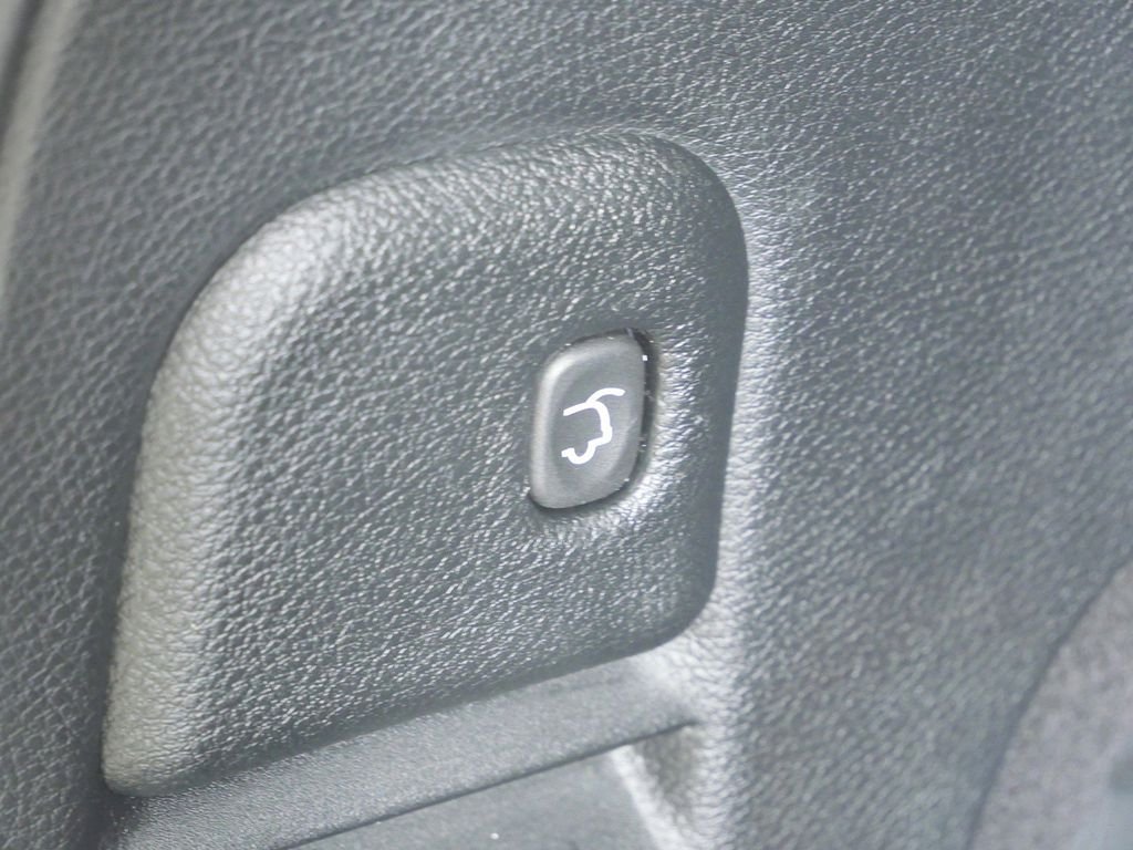 Used 2017 Red Jeep Altitude image 25