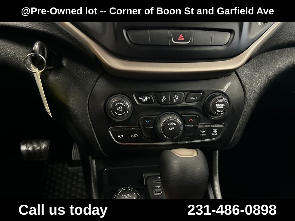 Used 2015 Red Jeep Latitude image 19