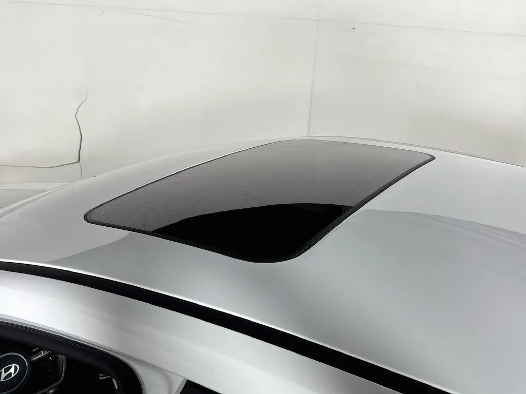 Used 2025 White Hyundai SEL Convenience image 19